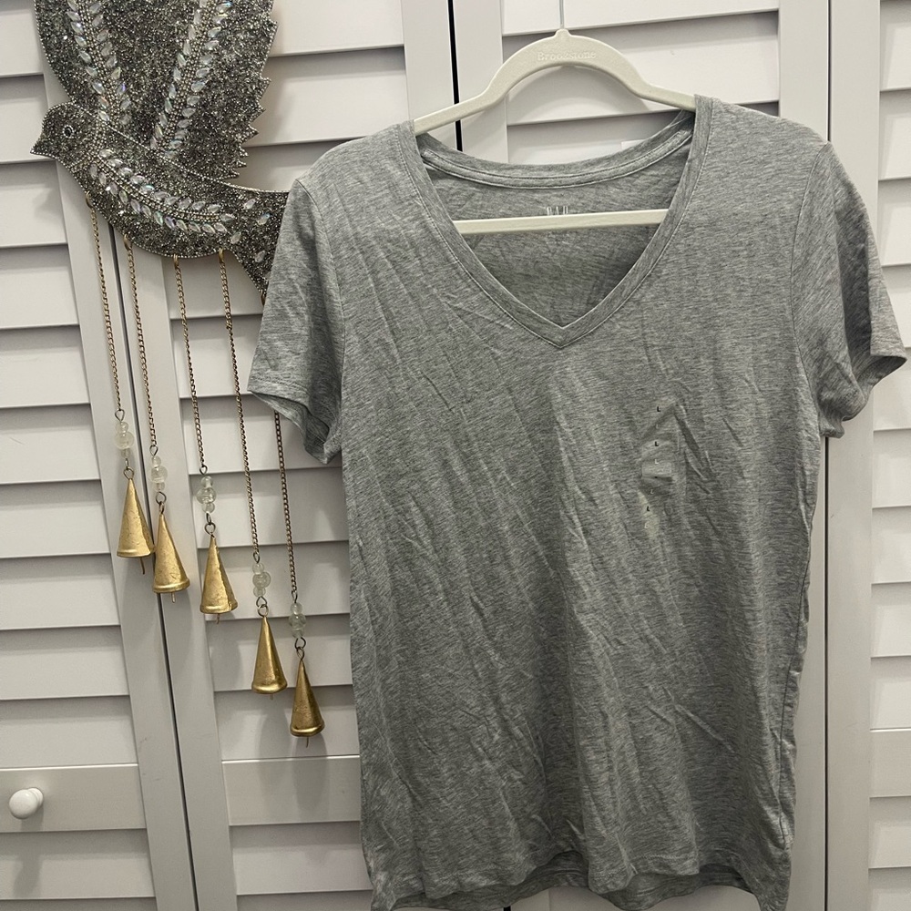 🌟 3 for $25 Gap V-Neck Gray Tee